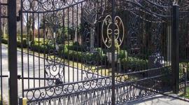 مليونير هندي يقتل حارسه لفتحه البوابة ببطء