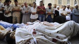 لاجئون فلسطينيون بسوريا يؤدون صلاة الجنازة على لاجئين استشهدوا برصاص النظام السوري (أرشيف)