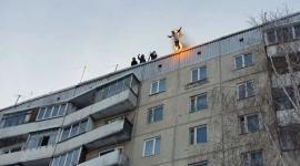 المغامر لحظة القائه بنفسه وقد أشعل النار بجسده