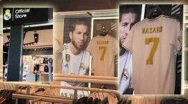 ريال مدريد عرض القميص في متجر النادي بمطار برشلونة