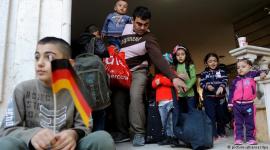 رفع المتظاهرون لافتات مكتوب عليها "أهلا باللاجئين"