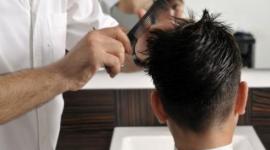 شاب يحلق شعره - صورة  ارشيفية