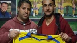 المعتز بالله القططي يرفع قميص التفاح برفقة المدير الفني بسام أبو الصادق