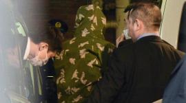 رجال أمن يقتادون ياسو ياماموتو (وسط) لحظة وصوله لتسليم نفسه لمركز شرطة وسط طوكيو