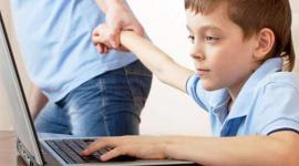 طفل مدمن على جهاز حاسوب