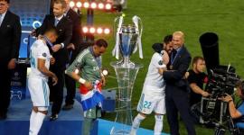 زيدان يحتفل مع فريقه بلقب دوري أبطال أوروبا قبل أيام قليلة