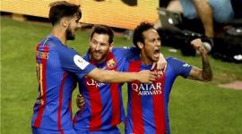 لاعبو برشلونة يحتفلون