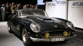 سيارة الممثل الفرنسي آلان دولون