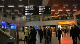 لافتات إرشادية لزاوية صلاة المسلمين الرئيسية داخل مطار فرانكفورت