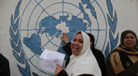 لاجئة فلسطينية من غزة تحتج على تقليص خدمات "أونروا"