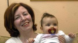 صورة تعود إلى عام 2005 للجدة الألمانية أنيغريت وهي تحمل إحدى بناتها في برلين