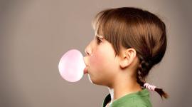 طفلة تأكل العلكة