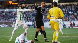 رونالدو طرد في مباراة قرطبة بالدوري
