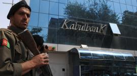 شرطي يحرس مقر أحد البنوك في العاصمة كابل 