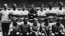 اللاعب البرازيلي باولو سيزار أقصى اليسار في صف الجالسين - 1970.