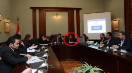 زوجة المسئول المصري بجانبه