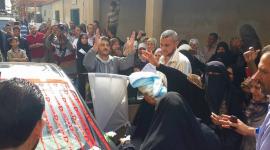 والد إسلام يضعه في السيارة المزينة على باب مشفى الشفاء