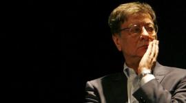 طالبت عائلة الشاعر الراحل محمود درويش الرئيس محمود عباس بإلغاء المرسوم الجديد