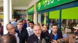 ليبرمان خلال زيارته مستوطنة سديروت