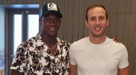 مدير التعاقدات في الأهلي أمير توفيق مع أليو ديانج