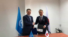 توقيع اتفاقية التبرع بين ممثل اليابان لدى فلسطين تاكيشي أوكوبو (يمين) والمفوض العام للوكالة بيير كرينبول