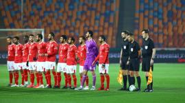 طاقم التحكيم وفريق الأهلي قبل إعلان إلغاء المباراة