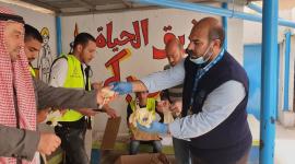 أونروا توزع قفازات للحماية من كورونا