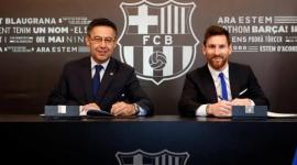 جانب من توقيع ليونيل ميسي على عقده الجديد مع برشلونة