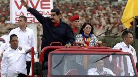 مادورو تعهد بمنح شقة للسيدة التي قذفته بثمرة المانجو