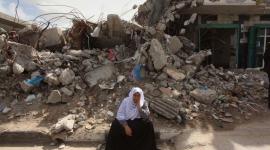 مواطنة تجلس أمام منزلها المدمر في قطاع غزة