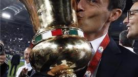 مدرب يوفنتوس أليجري يحمل كأس إيطاليا