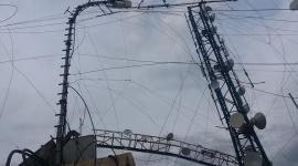 الأضرار التي لحقت بأعمدة الإرسال الخاصة بأمواج