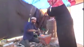 فلسطينية تشارك زوجها الحداد مهنته الشاقة