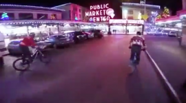 محترفو قيادة الدراجات الهوائية على الأدراج والسلالم