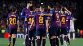 كوتينيو مع لاعبي برشلونة