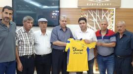 الشنطي برفقة إدارة نادي التفاح