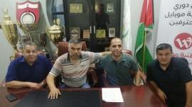 عبد الصمد أبو سنينة يوقع لشباب الخليل