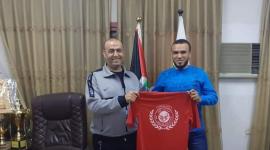 أبو دياب يرفع قميص الأهلي بصحبة رئيس النادي محمود مسعود