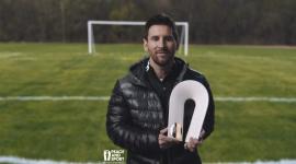 ميسي متوجاً بالجائزة