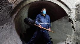 "تسليك أنفاق الأمطار".. 8 ساعات شاقة تحت الأرض