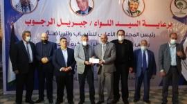 جانب من توزيع المنحة