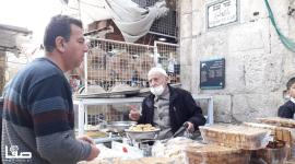 المقدسي أحمد طقش.. يعمل منذ  40 عامًا في إعداد وبيع الحلويات في باب العمود بالقدس المحتلة