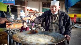 حكاية "موسى".. بائع الفلافل في "الرفحين" منذ أكثر من 40 عامًا