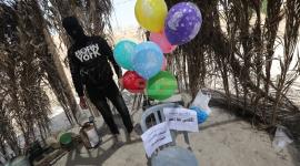 شبان يجهزون بالونات حارقة استعدادًا لإطلاقها نحو الأراضي المحتلة شرق غزة