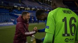 ظهر هازارد عقب صافرة نهاية المباراة يضحك ويداعب كورت زوما مدافع تشيلسي