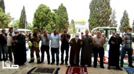 صلاة الظهر خارج المصلى القبلي بالمسجد الأقصى المبارك