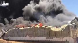 طواقم الدفاع المدني تخمد حريقا جراء قصف إسرائيلي لمستودع برفح