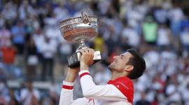 ديوكوفيتش يرفع الكأس