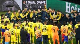 فريق فياريال متوجاً بكأس بطولة الدوري الأوروبي