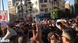 📹 خاص صفا  شقيق الناشط نزار بنات يشارك في المسيرة وسط رام الله وهتافات تطالب برحيل السلطة والرئيس عباس